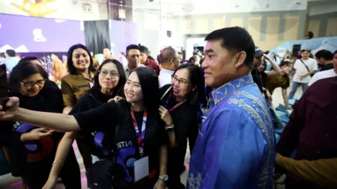 Gubernur Sulawesi Utara Yulius Selvanus menyampaikan pentingnya membangun persahabatan dan networking kepada peserta Pekan Seni Remaja Sinode GMIM 2026 di Aula Mapalus Kantor Gubernur Sulut.