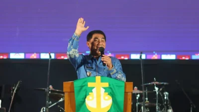 Gubernur Sulawesi Utara Yulius Selvanus menyampaikan pesan kepada peserta Pekan Seni Remaja Sinode GMIM 2026 di Aula Mapalus Kantor Gubernur Sulut, Manado.