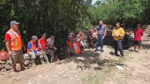 Adrie Kamasi Kawal Proyek Jalan Perkebunan Desa Kaweng