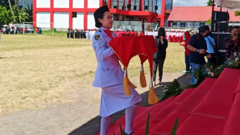 Fraya Kereh Sukses Tunaikan Tugas Pembawa Baki di Upacara HUT ke-81 RI Langowan Raya