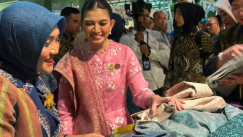 Selvi Ananda dan Thomas Djiwandono Borong Kain Pinawetengan ISBS Pa'Dior