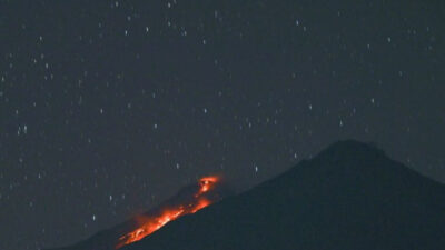 Gunung Karangetang Luncurkan Lava Pijar hingga 1 Kilometer ke Kali Sumpihi, Status Masih Waspada