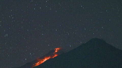 Gunung Karangetang Luncurkan Lava Pijar hingga 1 Kilometer ke Kali Sumpihi, Status Masih Waspada