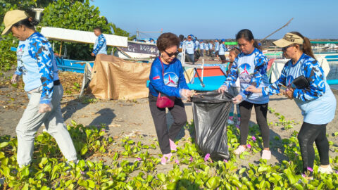 Ratusan Kader Demokrat Manado Bersihkan Pantai Karang Ria, Warga Dapat Pengobatan Gratis