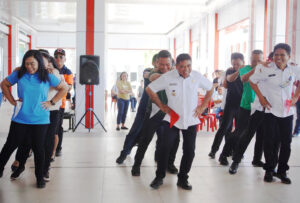 Aksi Plt Bupati Sitaro di Lomba Pinguin Curi Perhatian