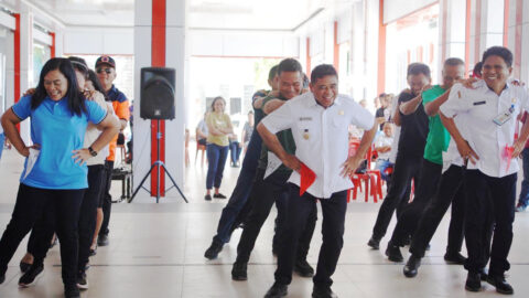 Aksi Plt Bupati Sitaro di Lomba Pinguin Curi Perhatian