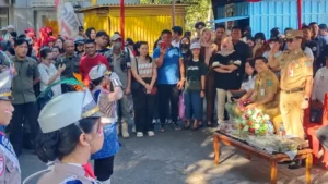 Joune Ganda Ajak Kepala Dinas Belajar Disiplin dari Anak-anak Saat Buka Parade dan Gerak Jalan
