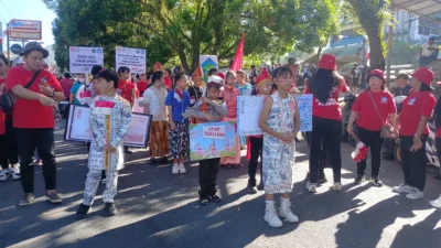 Semangat Merah Putih Berkobar, Siswa SD Inpres Sukur Tampil Penuh Energi di Parade HUT ke-81 RI