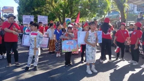 Semangat Merah Putih Berkobar, Siswa SD Inpres Sukur Tampil Penuh Energi di Parade HUT ke-81 RI