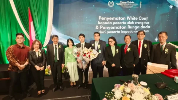 Dirut RSUP Kandou Hadiri Pengambilan Sumpah Dokter, Jejak Pengabdian Keluarga Prof Starry Rampengan Berlanjut 11 Dirut RSUP Kandou Hadiri Pengambilan Sumpah Dokter, Jejak Pengabdian Keluarga Prof Starry Rampengan Berlanjut