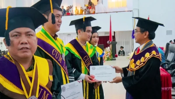 Momen Istimewa Wisuda Unsrat: Dirut RSUP Kandou Hadir Sebagai Undangan Sekaligus Orang Tua Wisudawan 12 Momen Istimewa Wisuda Unsrat: Dirut RSUP Kandou Hadir Sebagai Undangan Sekaligus Orang Tua Wisudawan