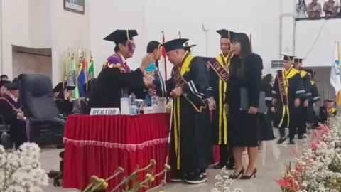 Inspiratif! Unsrat Wisuda 1.017 Lulusan, Satu Penyandang Disabilitas Raih Gelar Magister Predikat Cum Laude