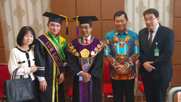 Momen Istimewa Wisuda Unsrat: Dirut RSUP Kandou Hadir Sebagai Undangan Sekaligus Orang Tua Wisudawan 11 Momen Istimewa Wisuda Unsrat: Dirut RSUP Kandou Hadir Sebagai Undangan Sekaligus Orang Tua Wisudawan