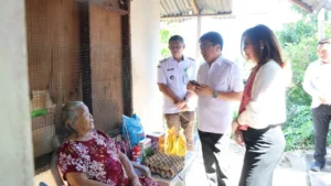 Wali Kota Andrei Angouw Bersama Iren Golda Kunjungi Oma Marie, Warga Miskin Ekstrem di Winangun Dua
