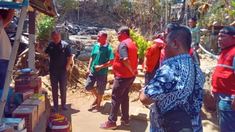 Sekretaris DPD PDI Perjuangan Sulut Reza Rumambi Bantu Korban Kebakaran di Paniki Bawah