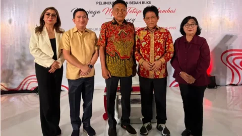 Buku Olly Dondokambey Diluncurkan, Rocky Wowor Ungkap Warisan Besar Sang Gubernur untuk Sulut