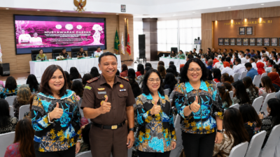 Hengky Honandar–Ellen Honandar Sondakh Kompak Hadiri Musda Srikandi Jaga Desa Sulut, Tegaskan Komitmen Wujudkan Desa Bersih dan Transparan