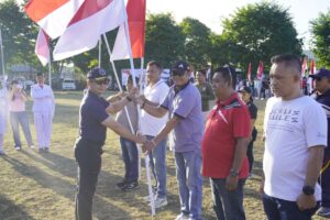 Kolonel Marvill Marfel Frits Serahkan Merah Putih di Merdeka Fun Walk Bitung, Semangat Kemerdekaan Menggelora