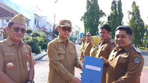 Wali Kota Hengky Honandar Serahkan SK Kepala Lingkungan, Tegaskan ASN Harus Profesional dan Siap Layani Masyarakat