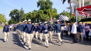 201 Peserta Tumpah Ruah di Jalanan, Wali Kota Hengky Honandar Lepas Gerak Jalan Umum HUT RI ke-81