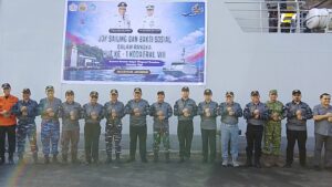 Gubernur Yulius Selvanus dan Laksda Dery Pimpin Joy Sailing di KRI Selar-879, HUT Perdana Kodaeral VIII Dimeriahkan Bakti Sosial
