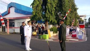 Randito Maringka Pimpin Penurunan Bendera HUT ke-81 RI, Semangat Merah Putih Membara di Bitung
