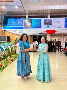 Ellen Honandar Sondakh Serahkan Piala, TP PKK Bitung Sabet Juara II Gerak Jalan
