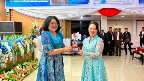 Ellen Honandar Sondakh Serahkan Piala, TP PKK Bitung Sabet Juara II Gerak Jalan