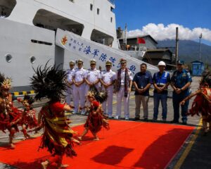 Kodaeral VIII Sambut Kapal China Chen Jing Run di Bitung, Tarian Cakalele Warnai Kedatangan