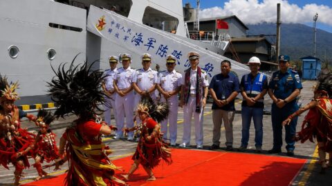 Kodaeral VIII Sambut Kapal China Chen Jing Run di Bitung, Tarian Cakalele Warnai Kedatangan