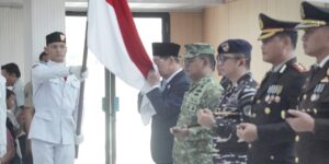 Hengky Honandar Cium Bendera Merah Putih Saat Kukuhkan Paskibraka Bitung 2026, Tegaskan Semangat Kebangsaan