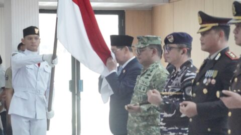 Hengky Honandar Cium Bendera Merah Putih Saat Kukuhkan Paskibraka Bitung 2026, Tegaskan Semangat Kebangsaan