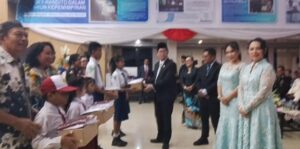 Malam Tos Kenegaraan, Hengky Honandar Bagi Seragam Sekolah, Pelajar Bitung Jadi Perhatian