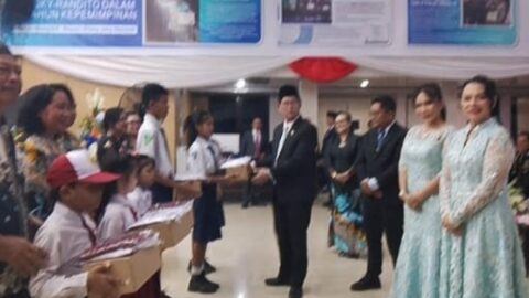 Malam Tos Kenegaraan, Hengky Honandar Bagi Seragam Sekolah, Pelajar Bitung Jadi Perhatian