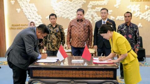Menteri Koordinator Bidang Perekonomian (Menko Perekonomian) Republik Indonesia (RI) Airlangga Hartarto menyaksikan penandatanganan Kesepakatan Kerangka Kerja Sama Strategis antara Wiraraja Madura Industrial Estate dan Guangdong (Fenyong) ASEAN Industrial Park di Jakarta pada 5 Agustus 2026. (Sumber foto: Kemenko Perekonomian RI)