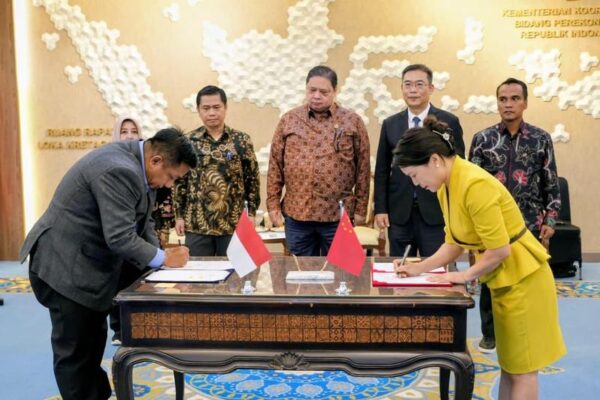 Menteri Koordinator Bidang Perekonomian (Menko Perekonomian) Republik Indonesia (RI) Airlangga Hartarto menyaksikan penandatanganan Kesepakatan Kerangka Kerja Sama Strategis antara Wiraraja Madura Industrial Estate dan Guangdong (Fenyong) ASEAN Industrial Park di Jakarta pada 5 Agustus 2026. (Sumber foto: Kemenko Perekonomian RI)