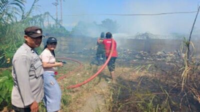 Lokasi pemadaman kebakaran lahan di samping Jalan Tol Bitung oleh petugas gabungan.
