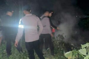 Polsek Pineleng Cegah Kebakaran Sampah Meluas ke Permukiman Warga