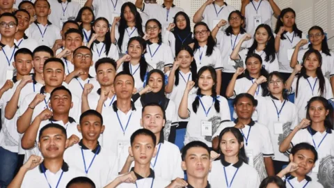 Mahasiswa mengikuti kegiatan pengenalan kehidupan kampus di perguruan tinggi negeri
