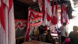 Jelang HUT ke-81 RI, Pedagang Bendera Merah Putih Mulai Ramai di Manado