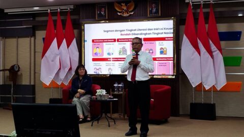 Budiman P. Siahaan dari OJK Sulawesi Utara dan Gorontalo memaparkan data scam dan penipuan jual beli online di Sulawesi Utara.
