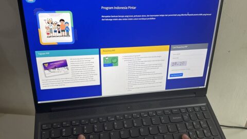 Tampilan situs Program Indonesia Pintar PIP Kemendikdasmen di laptop untuk cek penerima bantuan pendidikan menggunakan NISN dan NIK
