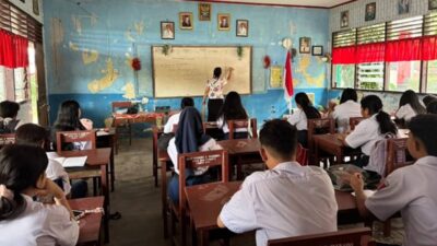 Guru mengajar siswa di kelas terkait penataan PPPK Guru 2027