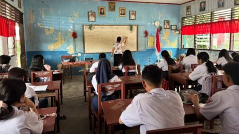 Guru mengajar siswa di kelas terkait penataan PPPK Guru 2027