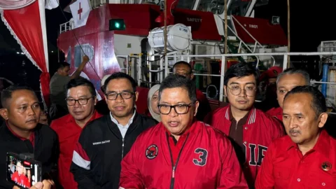 Hasto Kristiyanto bersama Kapal Rumah Sakit Apung Laksamana Malahayati menuju Flores NTT