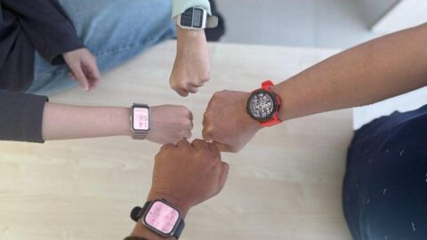 Warga menggunakan smartwatch di pergelangan tangan untuk memantau kesehatan dan notifikasi harian.