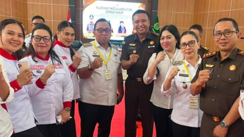 Kajati Sulut Jacob Hendrik Pattipeilohy bersama pengurus Srikandi Jaga Desa, Bupati dan Wakil Bupati Minahasa di Tondano.