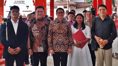 Joune Ganda, Kevin Lotulung dan Taufik M Tumbelaka bersama pasangan Pernikahan Massal Minut