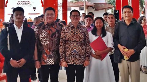 Joune Ganda, Kevin Lotulung dan Taufik M Tumbelaka bersama pasangan Pernikahan Massal Minut