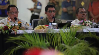 Kepala BNPB Letjen TNI Dr. Suharyanto menyampaikan arahan dalam rapat koordinasi penanganan darurat Gempabumi M 7,7 Flores di Kantor Bupati Manggarai Barat, NTT.